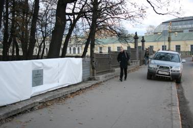 Решетка, ограда Летнего сада со стороны реки Мойки, Михайловского, Инженерного замка после ДТП, дорожно-транспортного происшествия, автомобиль, машина Опель, Opel